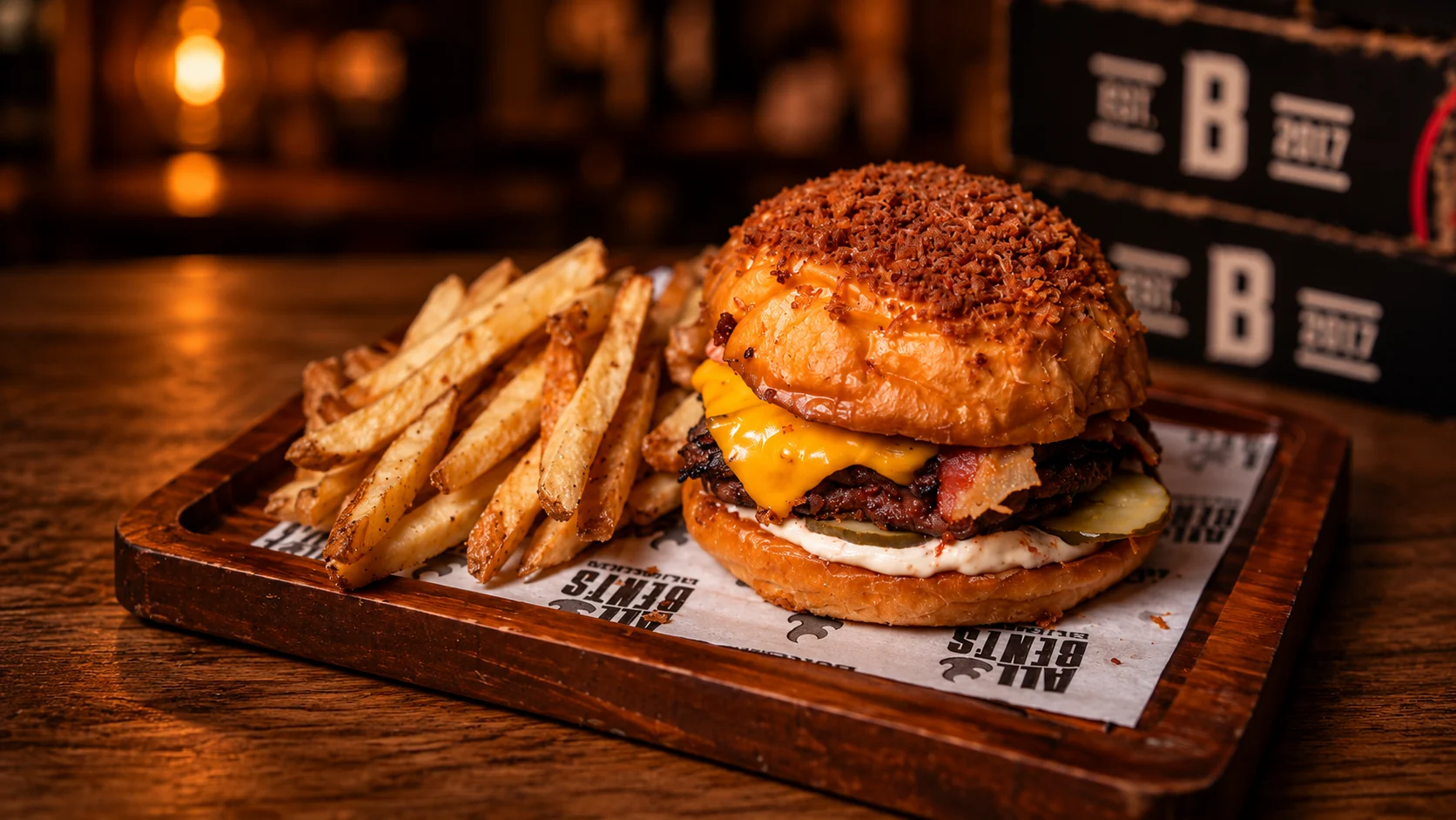 Burger da All Bent's com queijo, bacon e fritas