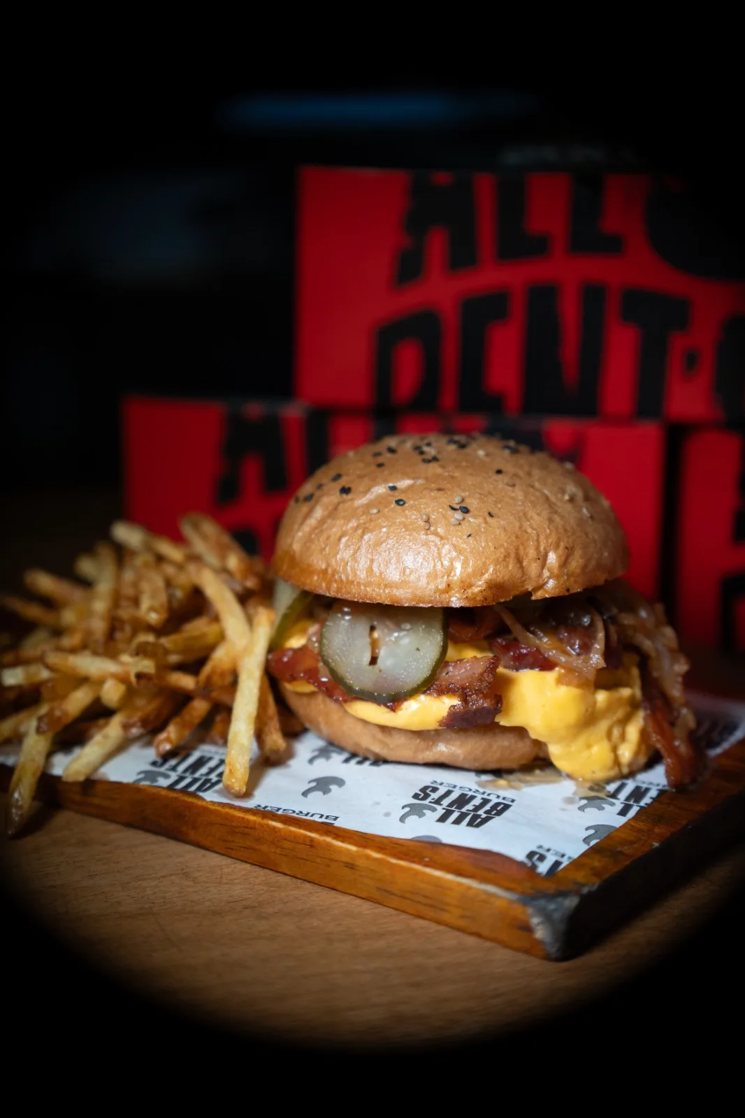 Burger Cheddar Porn com cheddar, bacon e picles