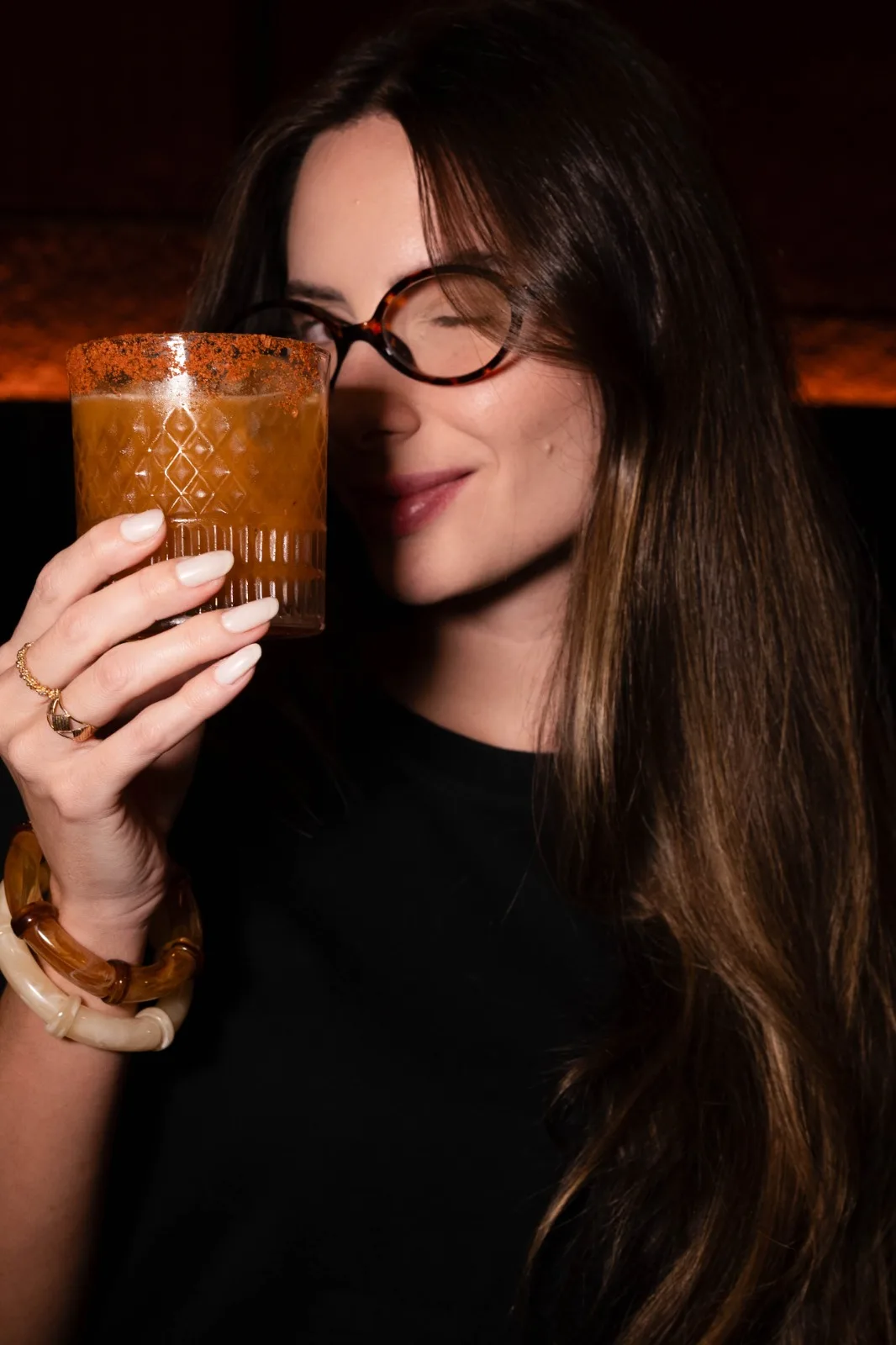 Cliente com drink no ambiente da All Bent's