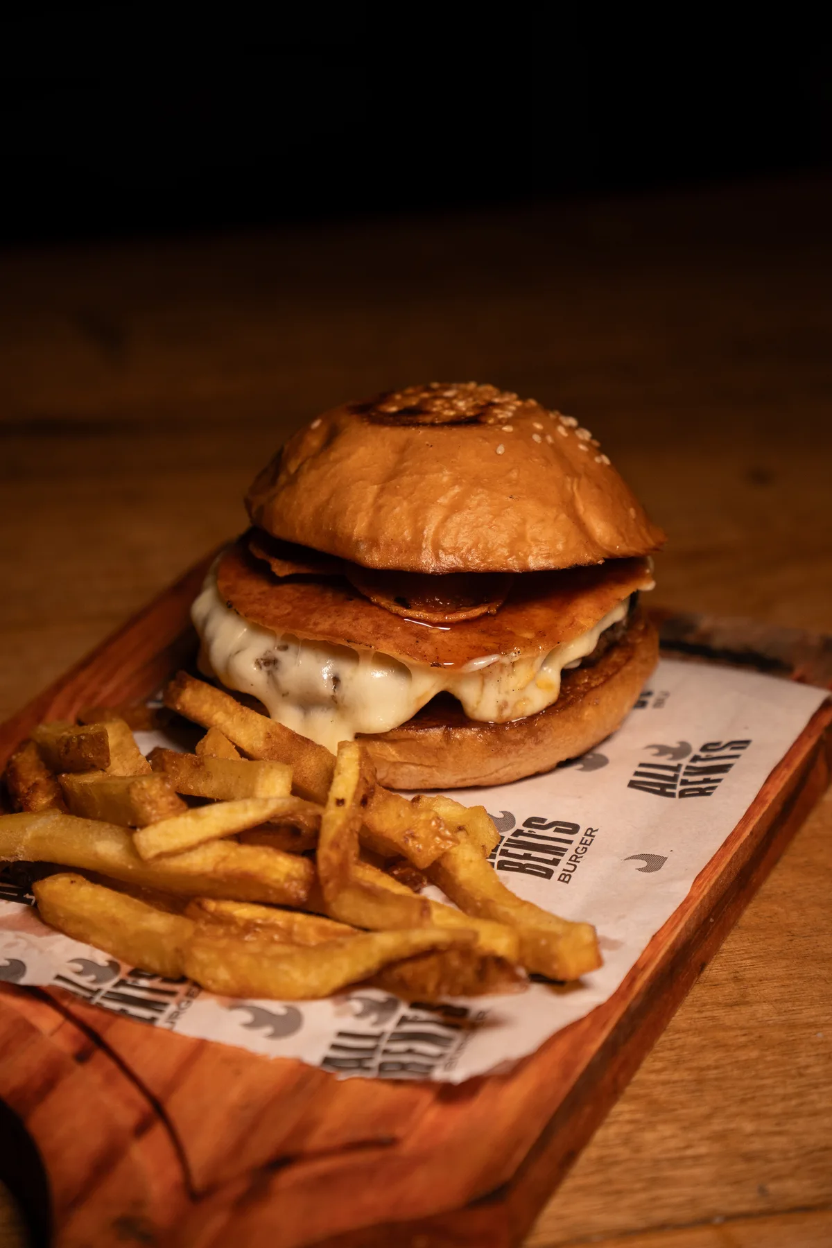 Burger New Yorker acompanhado de fritas