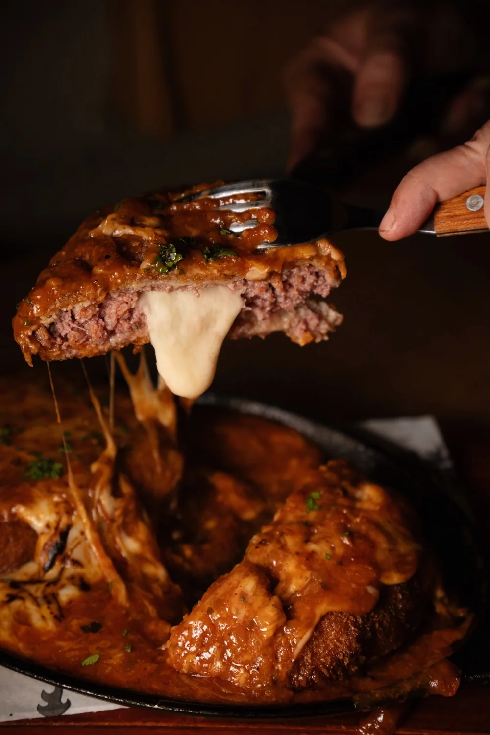 Parmê Bent's com carne, queijo derretido e molho da casa